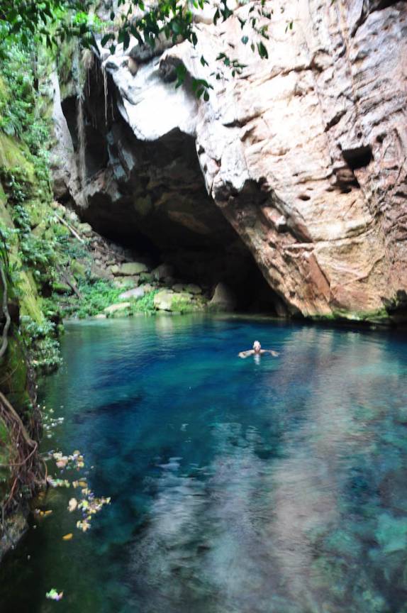 Nadando no Encanto Azul, próximo à Riachão, na Chapada das Mesas - MA